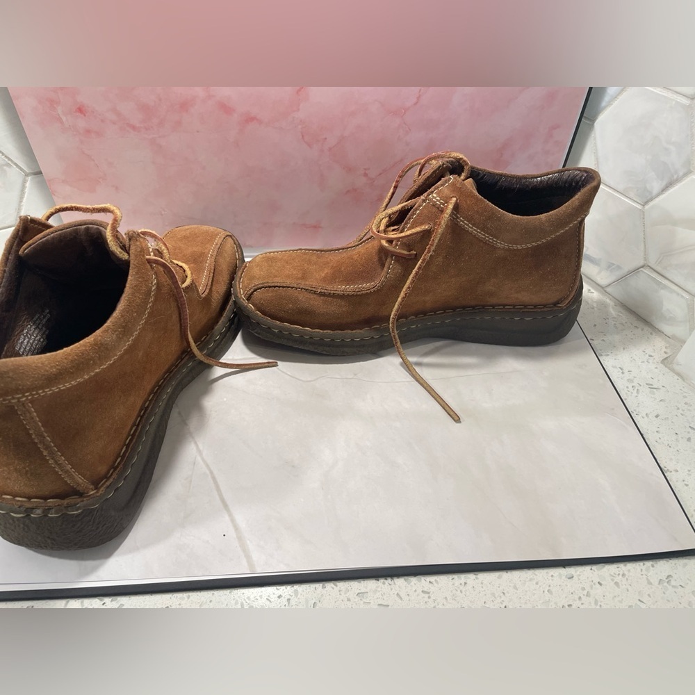 Born Woman’s Tan Suede Lace Up Boots Size 7 Leather Contrast Stitching Bootie - Picture 9 of 16